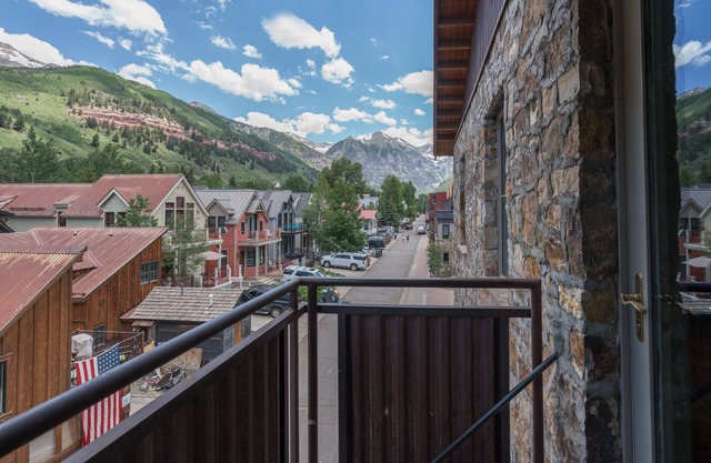 Spacious Luxury Pet-Friendly Residence at the River Club