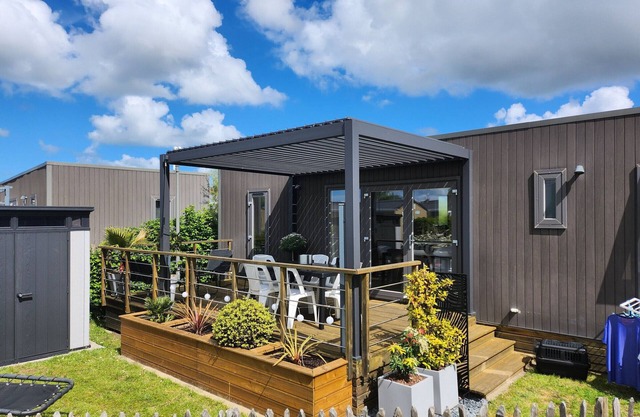 Spacious Mobile Home, 40m², 3BR, 2BA, Pools, Beach Access, Centrally Located