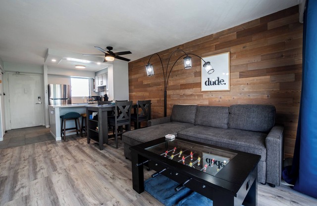 Spacious Modern 2Bdrm Condo, Free Parking in Bldg., Full Kitchen, Sleeps 6.