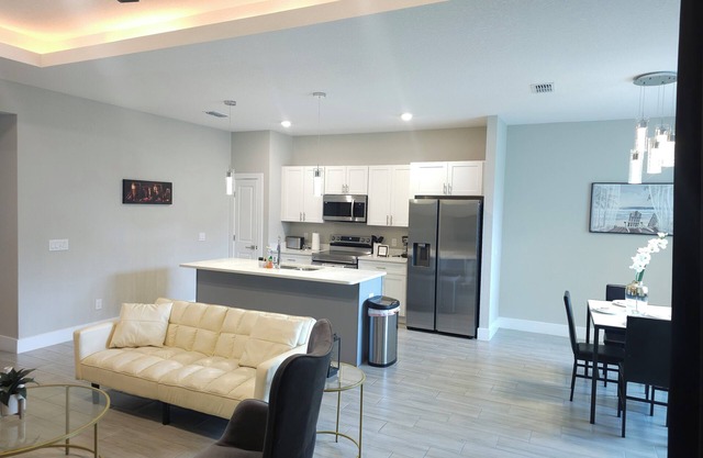 Spacious Modern 4bd/2ba Home! Amazing Location