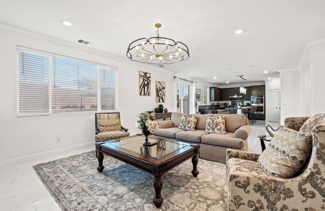 Spacious modern/6BR/8 Beds/3 king beds/Foosball table