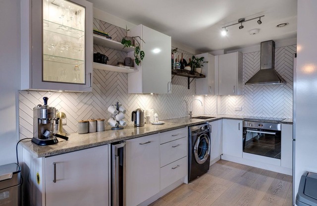 Spacious Modern Camberwell Apartment