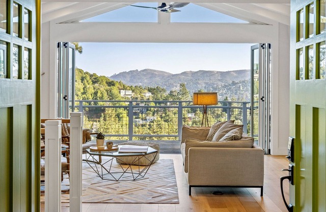 Spacious Modern Farmhouse. A private oasis for a fantastic vacation!