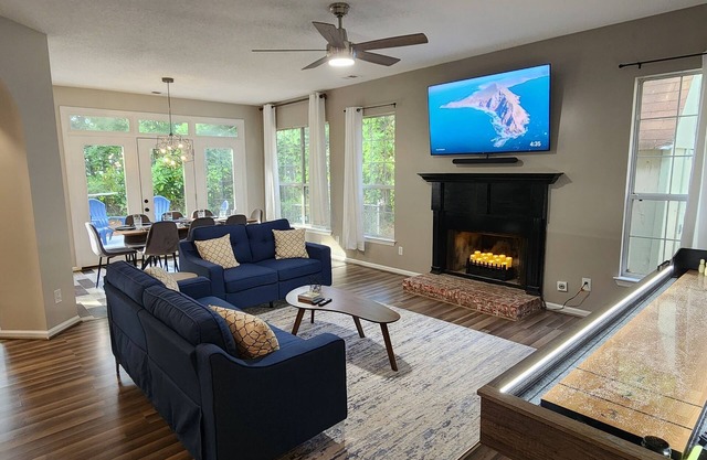 Spacious, Modern, Retreat 4BD, 3BA, inbetween downtown Savannah and Tybee Island