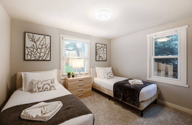 Spacious/Modern Upper Unit, 3BR 2BA, Near Airport