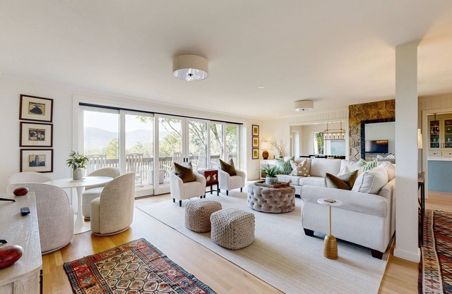 Spacious mountain view lodge with firepit, game room and incredible views