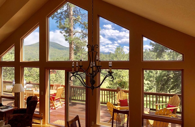 Spacious Mountain Meadow Home - Beautiful Views