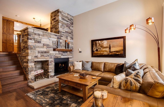 Spacious Mountain Townhouse. Great Location!