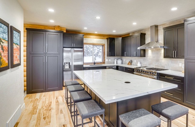 Spacious Mtn Manor, 1 Mi to Brian Head Resort!
