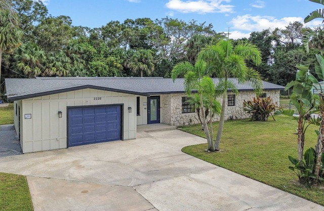 Spacious Multi-Unit 8-bedroom house with AC and WiFi in delightful Vero Beach