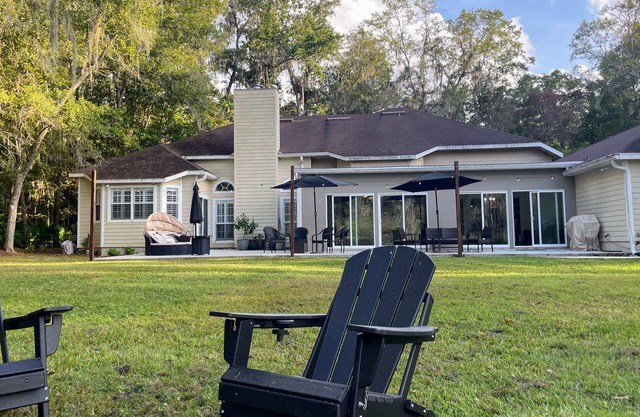 Spacious oasis in the city. Gainesville. Great backyard. 4 Bedrooms 3 baths.