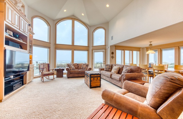 Spacious oceanfront house w/pool table, foosball, gaming system, and fireplace