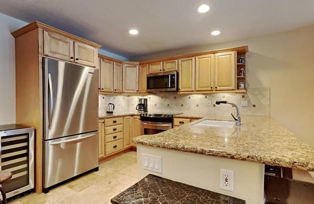 Spacious One Bedroom Condo in Mammoth! Free Assigned Parking - Snowbird 107