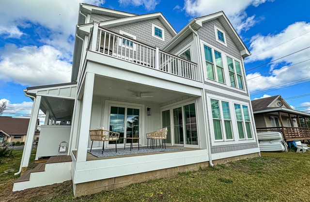 Spacious pet friendly waterfront house w/deck, patio, balcony & gas grill
