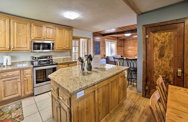 Spacious Powell Lake Cabin: Lake & Trail Access!