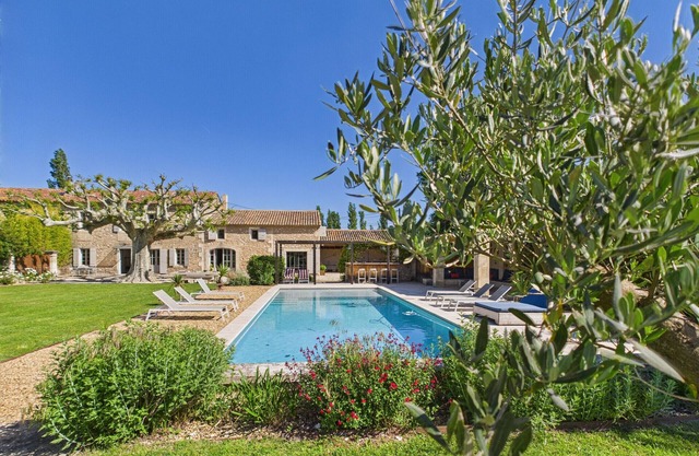 Spacious Provençal Villa with Pool, 8 Bedrooms and Billiard Room in Eygalières!
