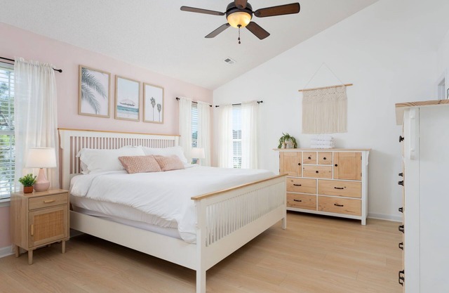 Spacious & Quiet Vacation Getaway, 15 Min to Beach