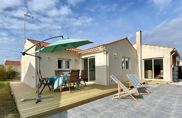 Spacious Renovated House with Terrace, Garden, 300m to Sea, Quiet Area, WiFi