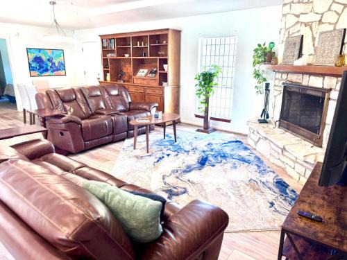 Spacious Retro 2BR 3BA In Quiet Neighborhood