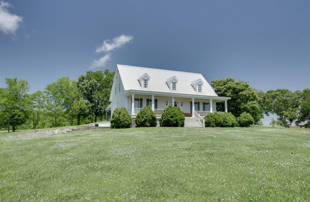 Spacious Rural Getaway in Lexington w/Deck!