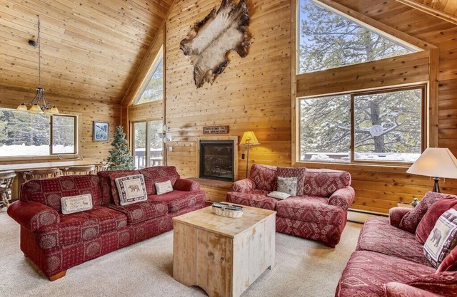 Spacious Rustic Cabin, w Deep Powder, w/Mountain Views
