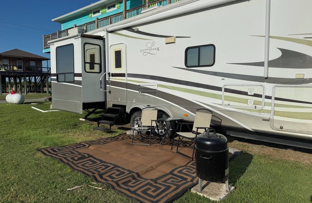 Spacious RV with AC in charming Holly Beach