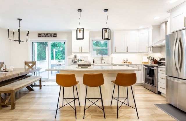 Spacious Saratoga 5BR Hot Tub Retreat