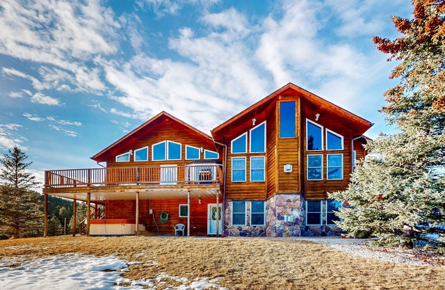 Spacious & secluded home with private hot tub, billiards, fireplaces, & deck