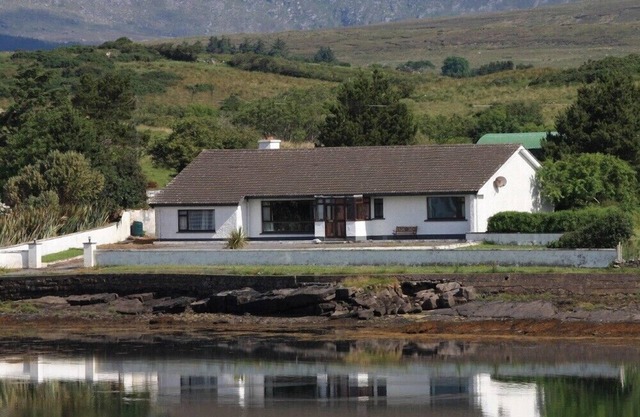 Spacious shore-side bungalow in an exclusive and historic location