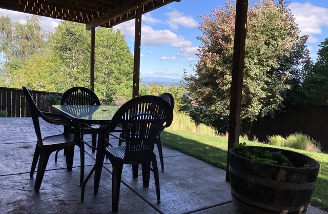 Spacious Single Party B&B – walking distance to downtown!