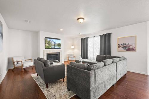 Spacious SIX Bedroom, Great Location