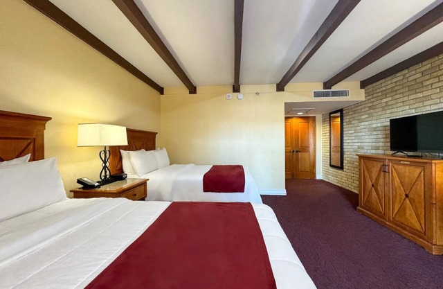 Spacious Stay w/Fitness & Pool Access Near Historic Landmarks & Local Dining
