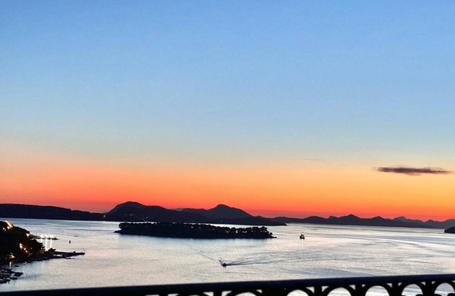 Spacious stone house in Dubrovnik, excellent sea views, terraces, balcony