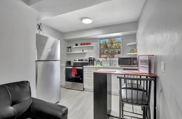 Spacious studio, 2 blks walk to Ave, close to beach, pets allowed, free parking
