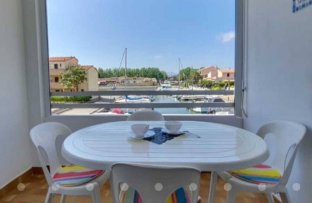 Spacious Studio Cabin, summer swimming pool, secure, assigned parking