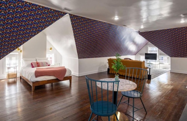 Spacious Studio Central Locale