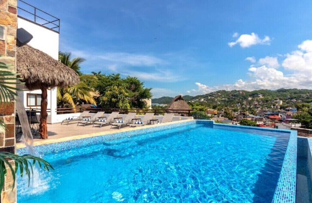 Spacious Studio Rooftop Pool 3 blocks from Beach