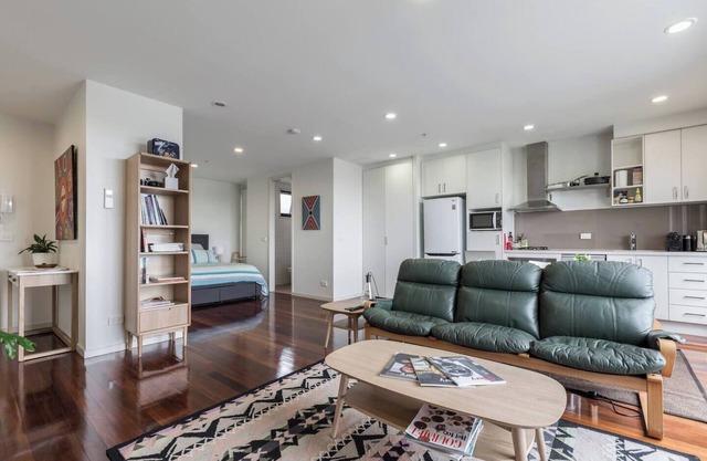 Spacious Studio with Balcony in Eclectic Brunswick