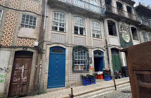 Spacious studio with WiFi, a king size bed, and a murphy bed in vibrant Porto