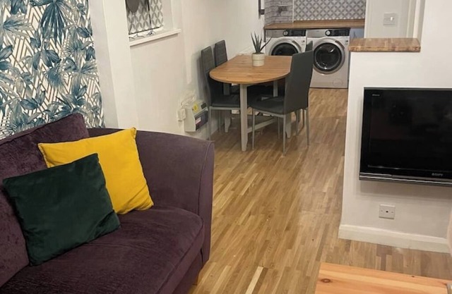 Spacious & Stylish 2 Storey, 3 Bed Apartment