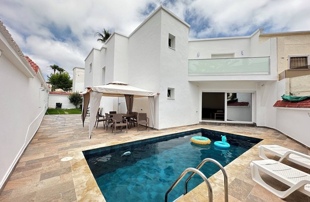 Spacious & Stylish Family Villa - Pool
