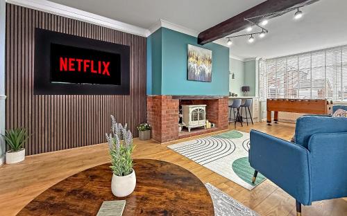 SPACIOUS STYLISH HOME, Foosball Table, FREE PARKING, Driveway, Garden & LAUNDRY ROOM, 2 DOUBLE BEDROOMS & LED Media wall