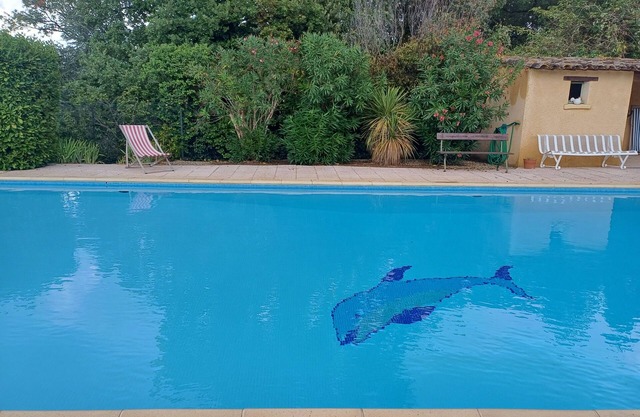 Spacious, tastefully decorated gite with private garden and communal pool at the gateway to Uzés