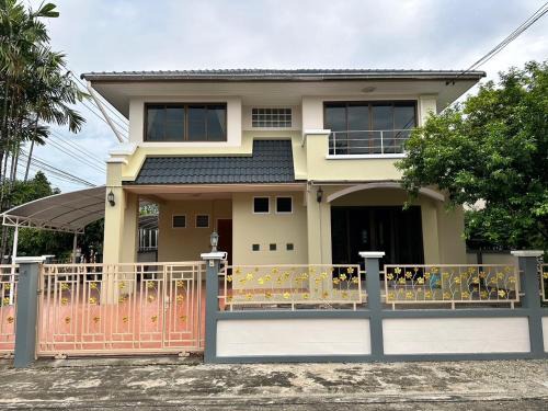 Spacious and peaceful 3 bedrooms detached house inside Bangkok