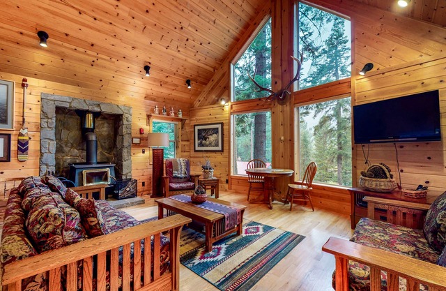 Spacious, Three-Level House Close to the Lake with All-Wood Interior, Free WiFi
