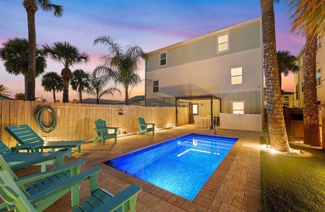 Spacious Townhome, Short Stroll to Beach, Great Game Room, Private Heated Pool, BBQ