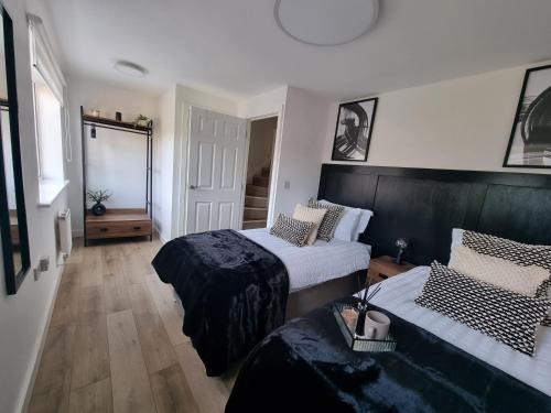 Spacious Town House - Coventry City Centre, Free Parking, Sleeps 6, High-Speed WiFi, En-suite, Great Location, A45, A46, JLR, NEC, Airport, Warwick & Stratford Upon Avon - Fernwood Stays - Your home away from home!