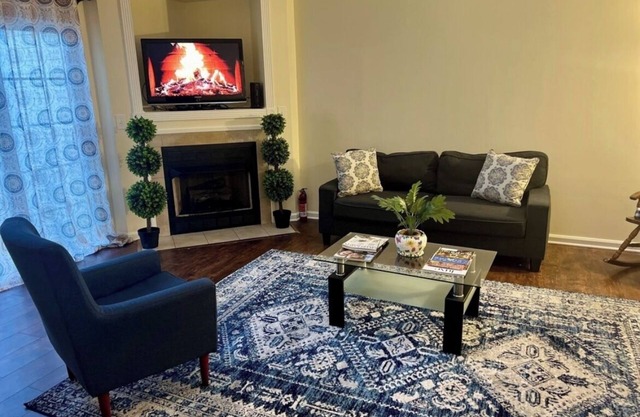 Spacious Townhouse: Prime Location, Just Minutes from the Beach and Downtown!