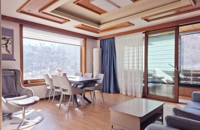 Spacious Tranquil Mountain Sunset View in Yongin-si, AC, Movie-projector, WiFi