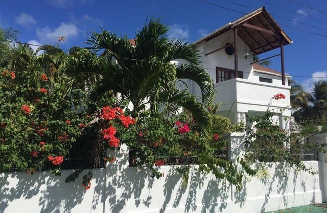 Spacious tropical villa in Gibbs/Mullins with private pool & walk to beach